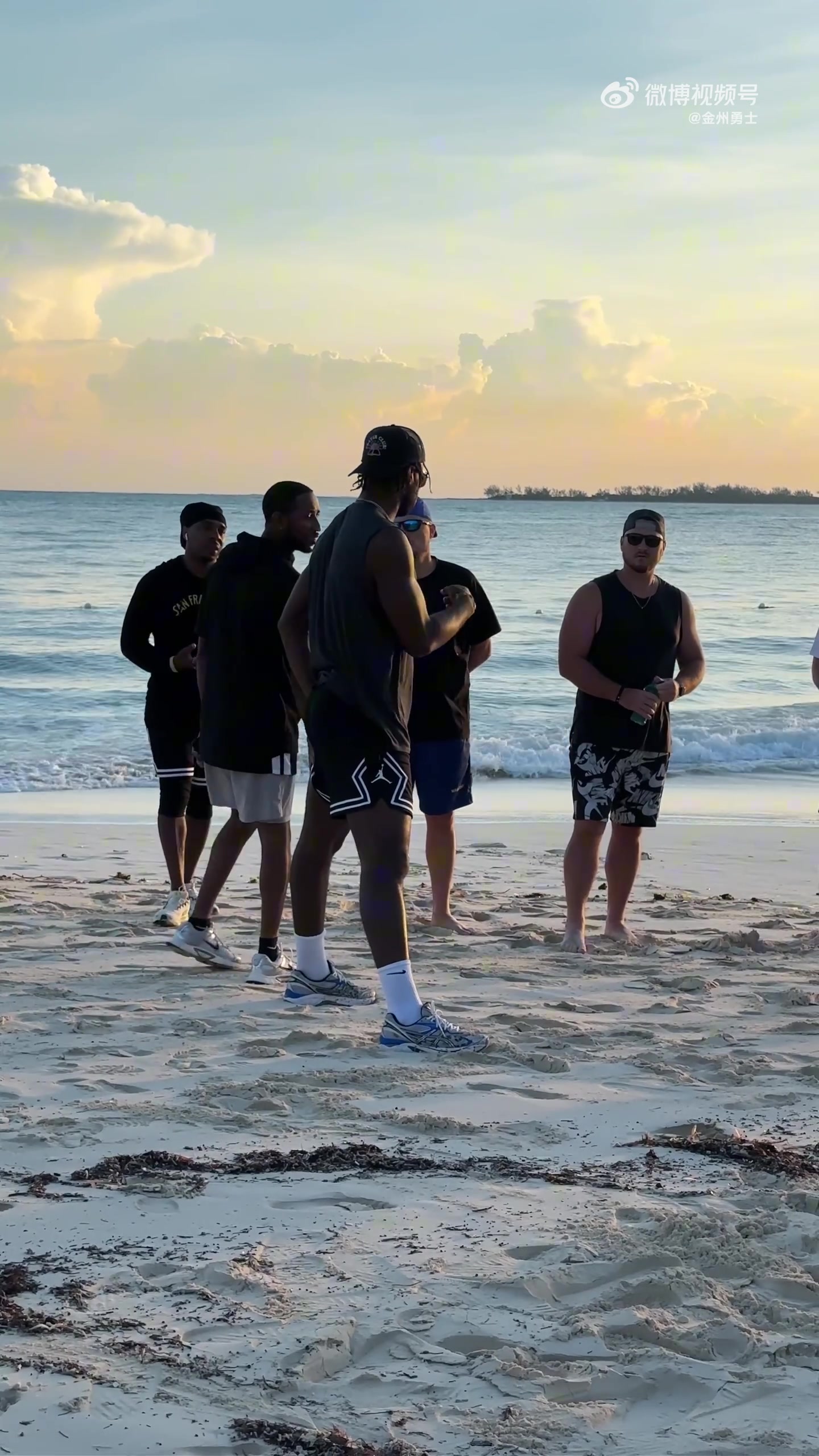 阳光海风配墨镜!希尔德巴哈马苦练 最后飞扑跃入海里