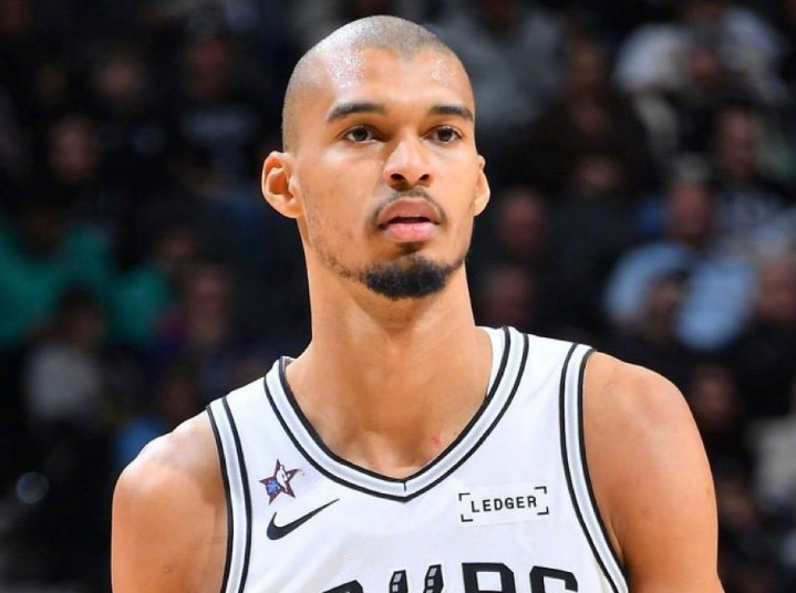 体育直播-雷霆躺升联盟第一！马刺力克活塞豪取9连胜 文班21+17+6帽